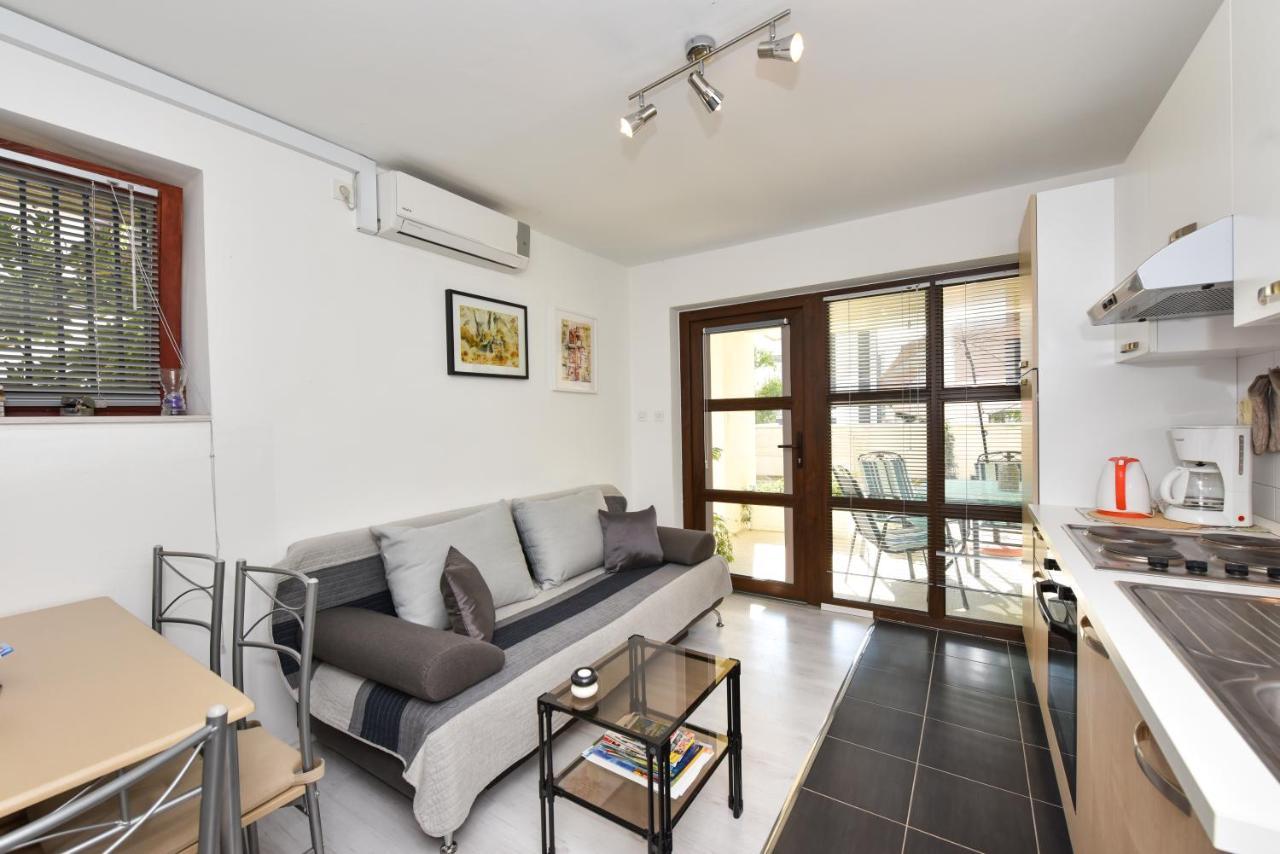 Lovely Apartment In The Groundfloor Zadar Buitenkant foto
