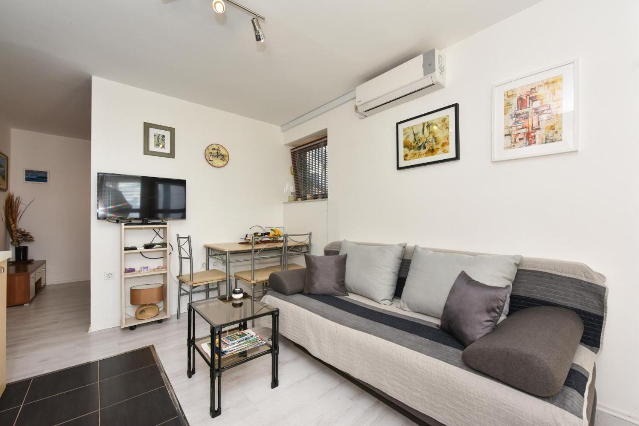 Lovely Apartment In The Groundfloor Zadar Buitenkant foto